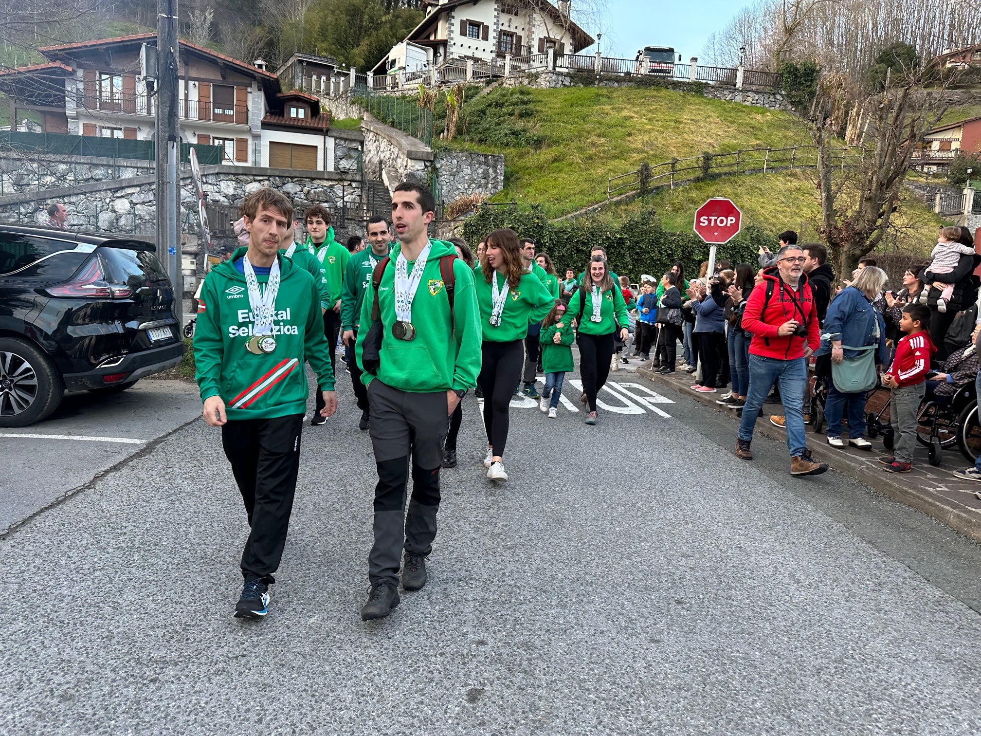 Recibimiento al Beti Gazte de sokatira en Lesaka
