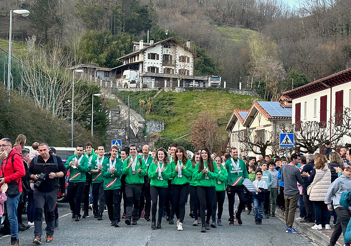 Recibimiento al Beti Gazte de sokatira en Lesaka