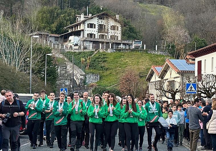 Lesaka recibe al Beti Gazte por sus 9 medallas del mundo en sokatira