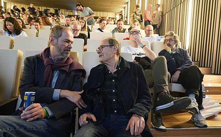 Imagen principal - El escritor Juan Villoro, con Hilario Arbelaitz. Detrás, Roteta, Viglione y Diego Guerrero. Cristina Pedroche, pareja de Dabiz Muñoz, saluda a Pedro Subijana en el auditorio del BCC. Andoni Luis Aduriz sopla las velas