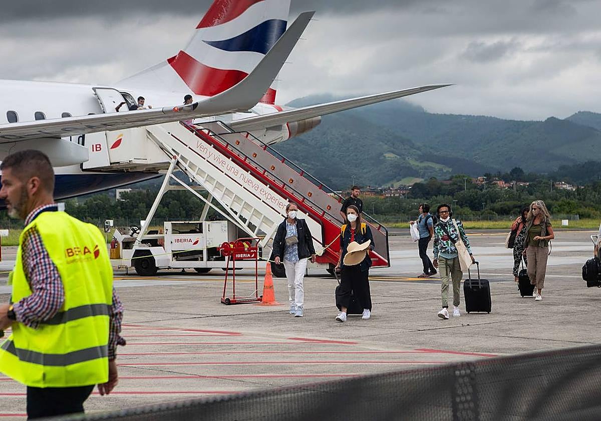 Pasajeros desembarcan de un avión en el aeropuerto de Hondarribia.