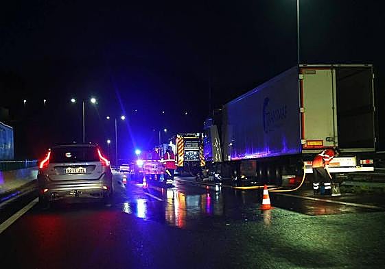 El accidente de un camión provoca retenciones en la N-I en Andoain en plena hora punta