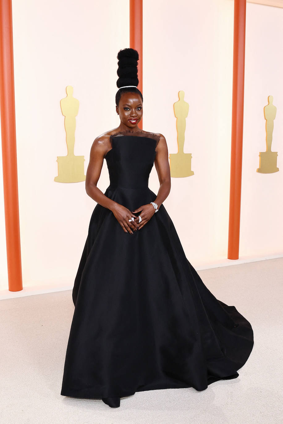 Danai Gurira ha lucido un sofisticado vestido negro de Jason Wu. Y un moño kilométrico. Si se pierde una estatuilla, ya sabemos donde se esconde.