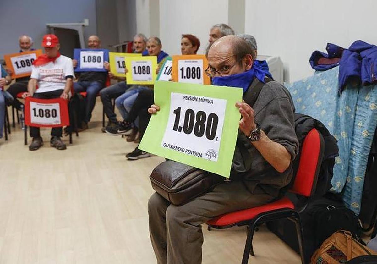 Pensionistas, durante el encierro para pedir los 1.080 euros mensuales.
