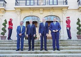 De izquierda a derecha, Revilla, Urkullu, Rueda y Barbón en Ajuria Enea al término del encuentro