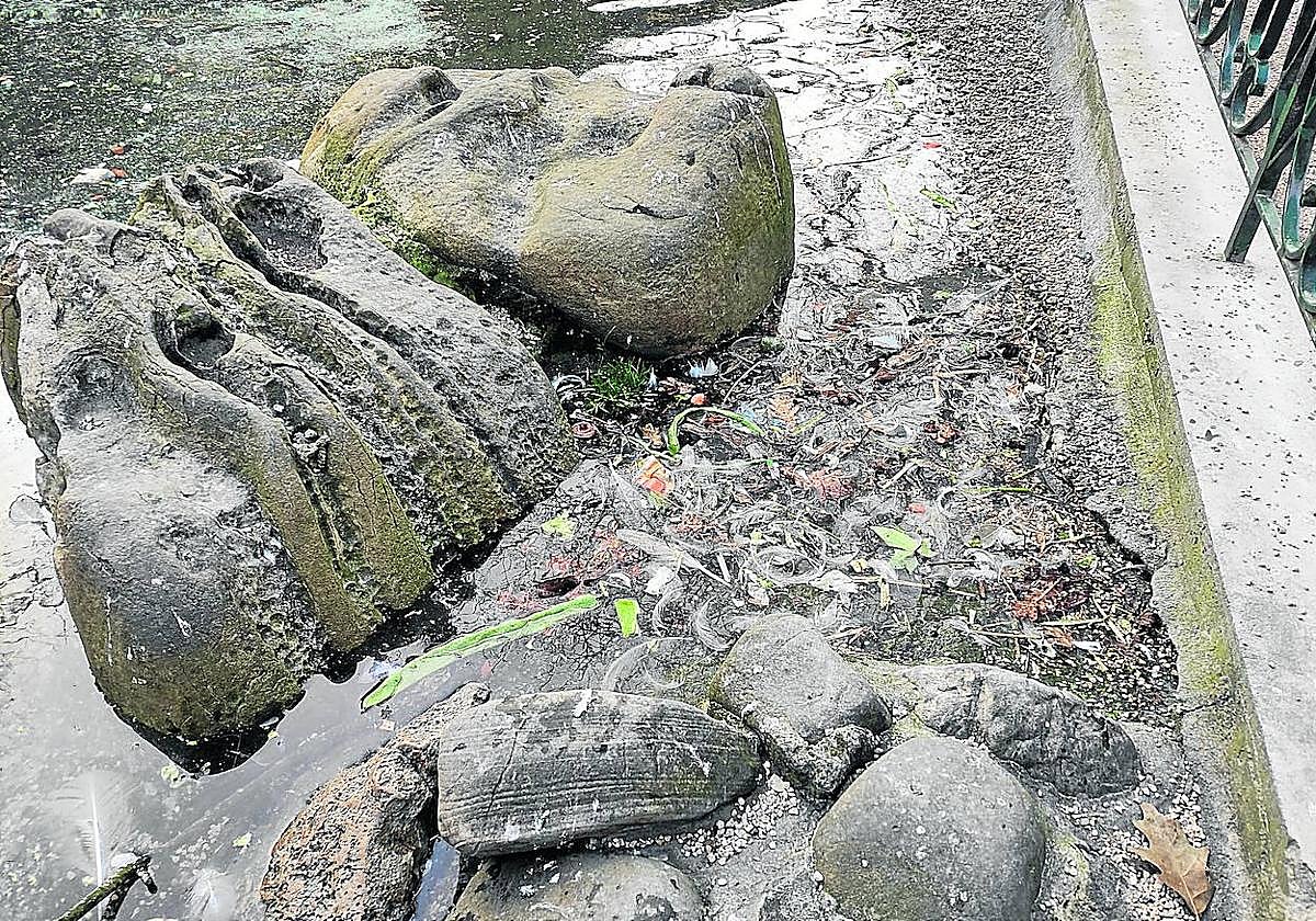 Escribe una lectora llamada Ana para quejarse de la «suciedad que hay en el estanque situado en la plaza Gipuzkoa. Siendo un lugar al que acuden tanto donostiarras como visitantes, creo que debería tener un aspecto mucho más cuidado y adecentado. La imagen es bastante deprimente».