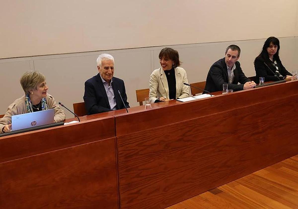 Miren Azkarante, Ibon Sarasola, Eva Ferreira, Xabier Arauzo eta Junkal Gutiérrez, aurkezpenean.