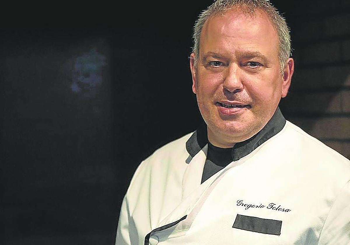 Gregorio Tolosa, listo en la parrilla para preparar las exquisitas chuletas del Asador Bidea 2.