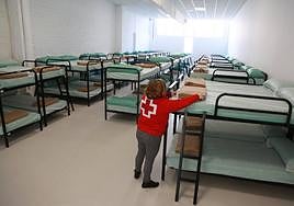 Una trabajadora de Cruz Roja en el recurso para migrantes en tránsito de Hilanderas en Irun.