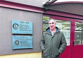 Aitor Sarasua, junto a las placas del 25 y 50 aniversario en la entrada a la recepción de Gamón.