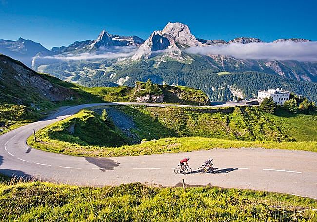 Ciclo turismo en el puerto de Aubisque.