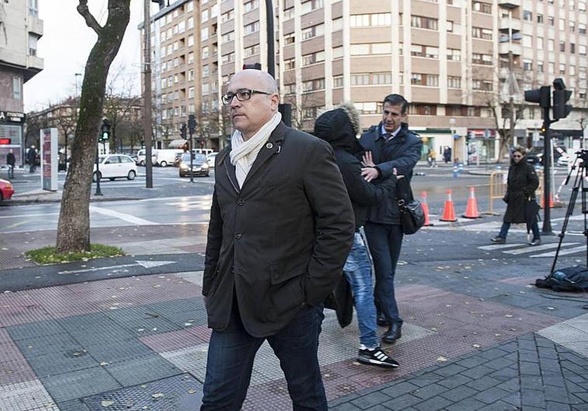 lfredo de Miguel entra a la Audiencia de Álava.