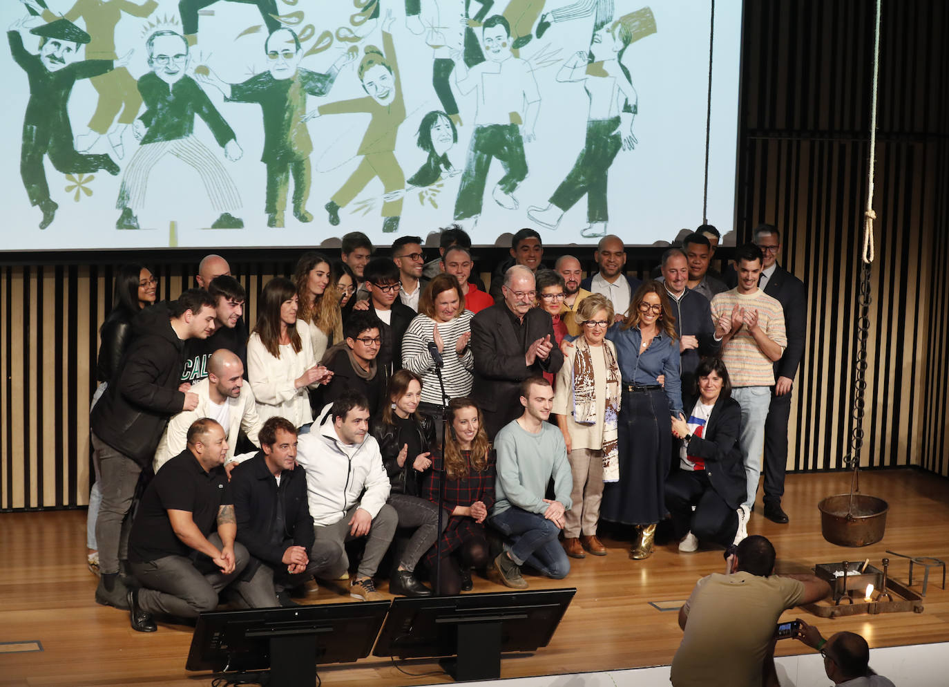 Subijana, rodeado de buena parte de su equipo en el homenaje sorpresa que recibió en el BCC.