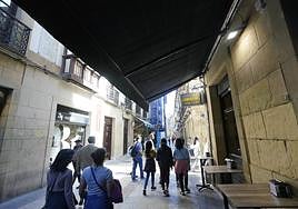 La colocación de toldos en las fachadas, una práctica muy extendida en la Parte Vieja.