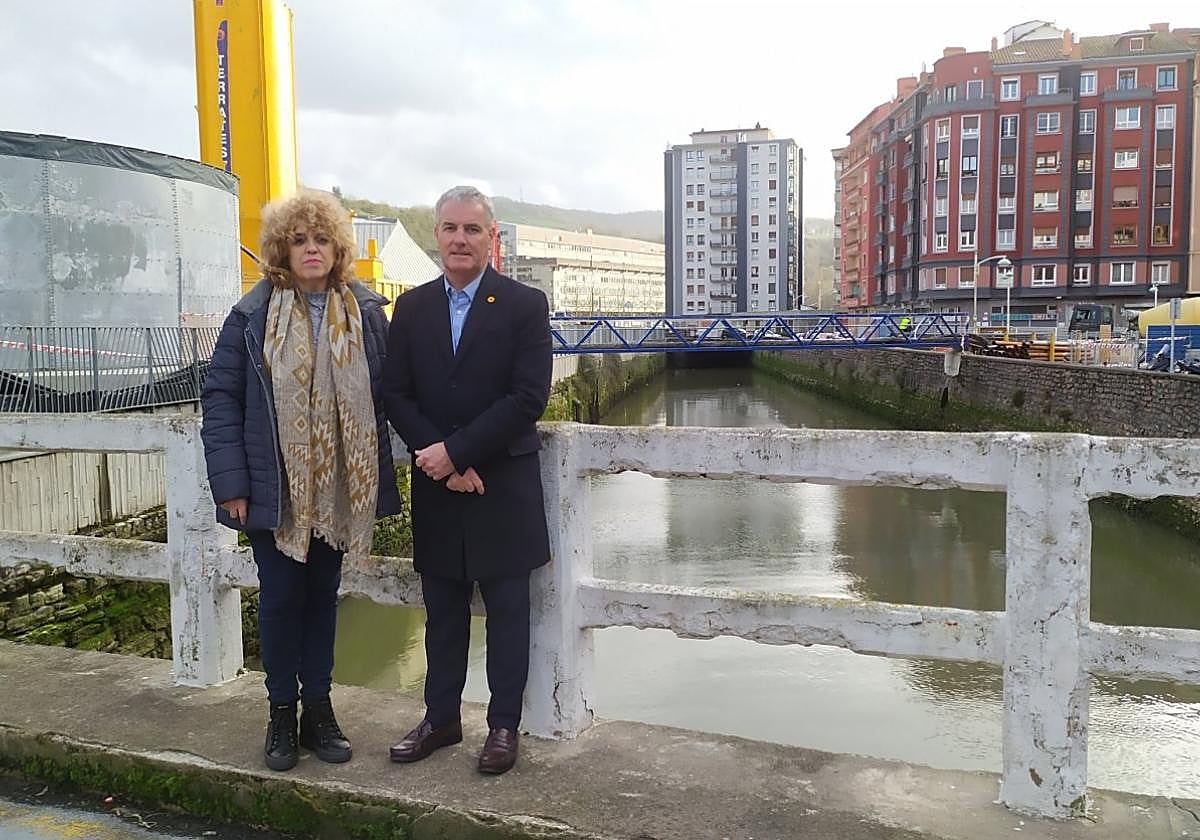 Los concejales de EH Bildu Junkal Montegia y Miguel García Peñil en la ría de Pasai Antxo.