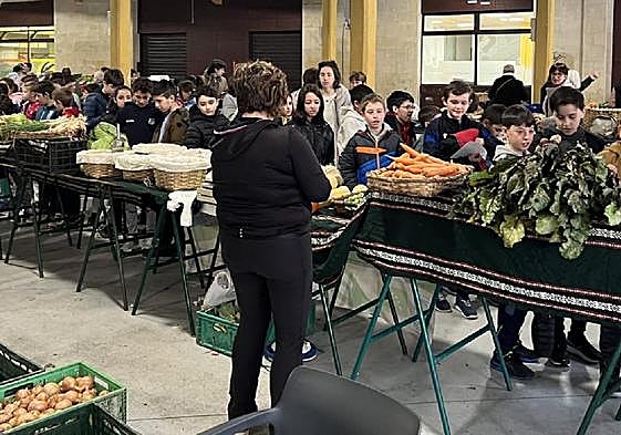 Los estudiantes de Andramendi y La Salle en su visita al mercado celebrado el pasado martes.