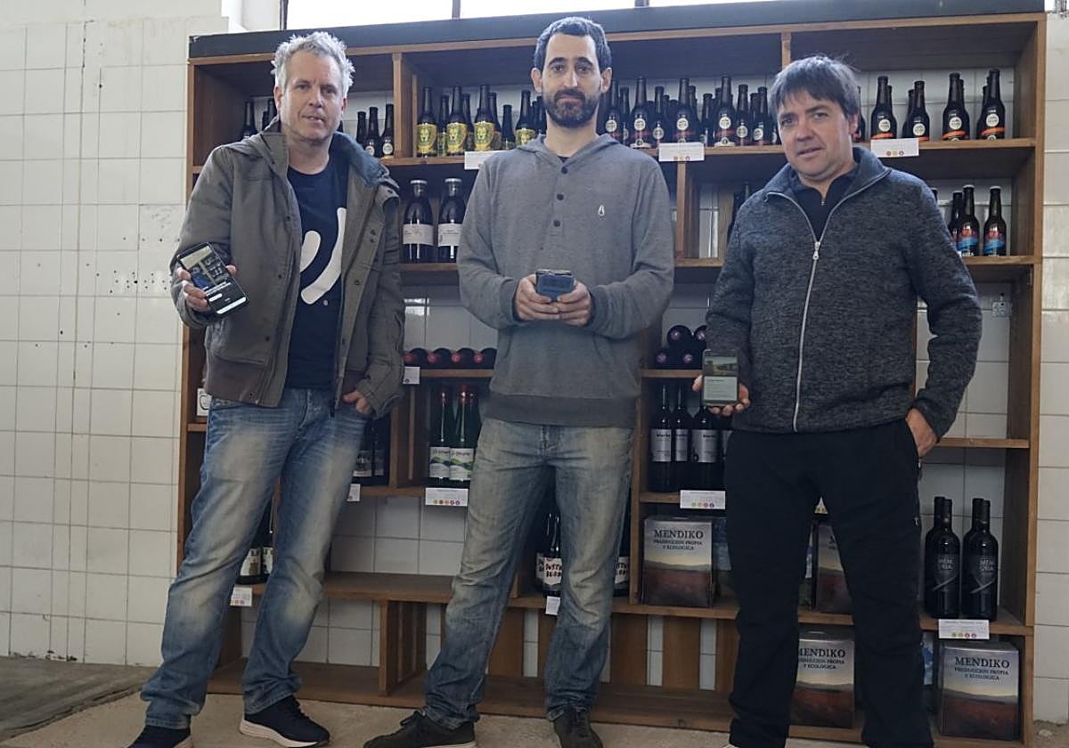 Igor Eguren (Aiora IKT), Ander Kerexeta (Biziola) y Haritz Eguren (Oiharte) en la presentación de la nueva aplicación en Biziola.
