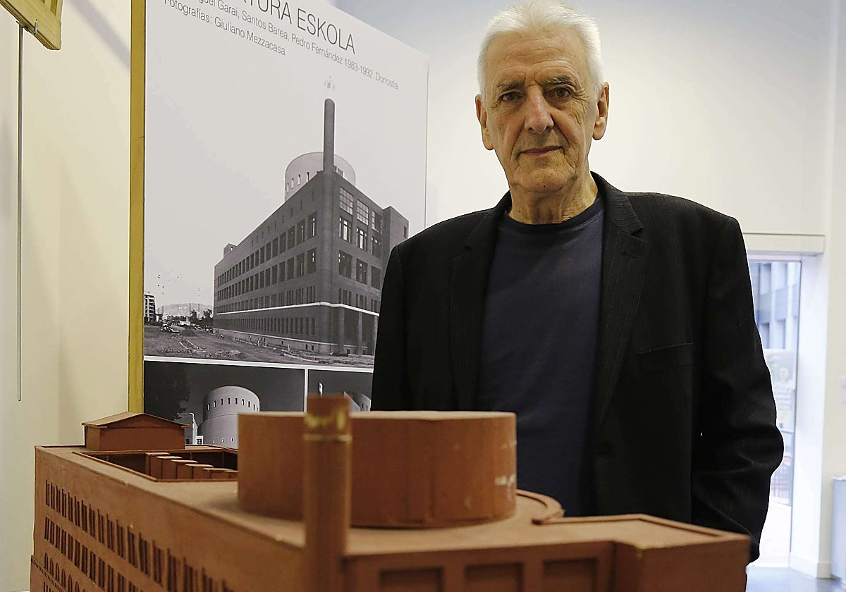 Miguel Garai, con una maqueta de 'su' Escuela de Arquitectura, en 1992.