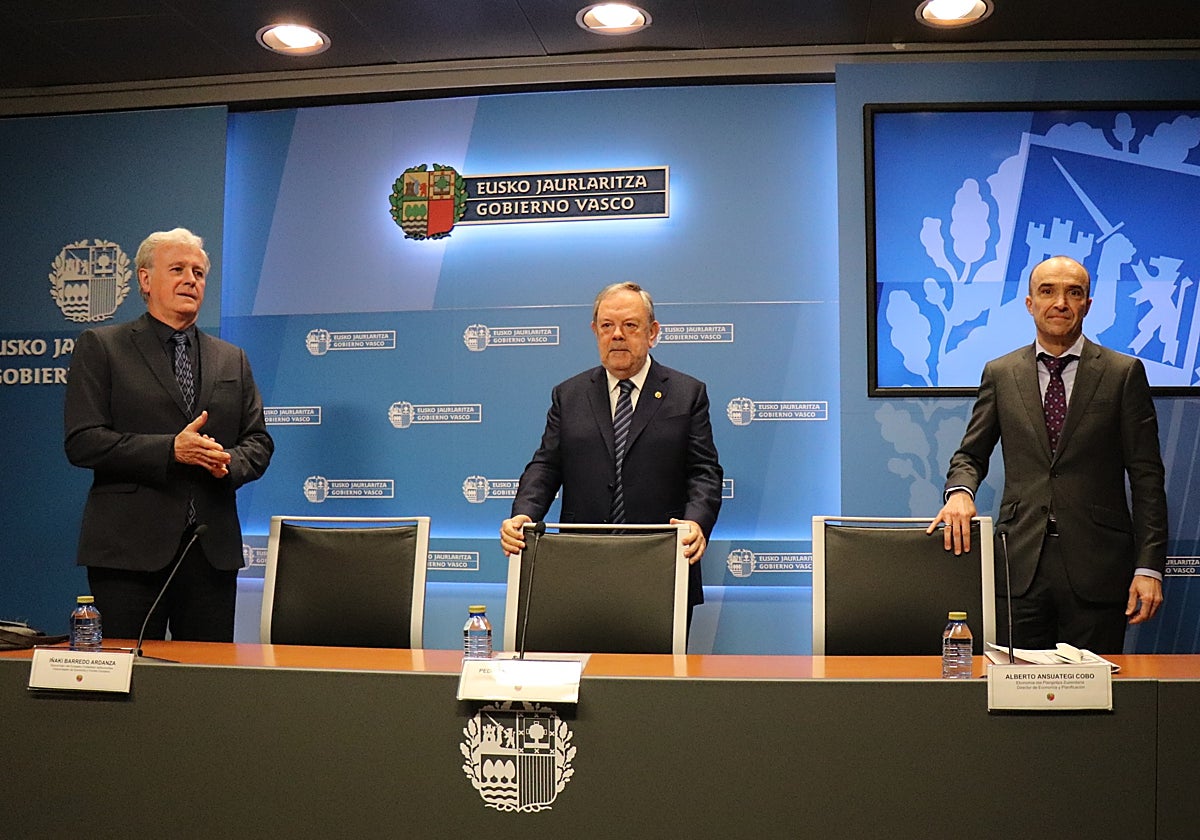 El consejero Azpiazu flanqueado esta mañana por el viceconsejero Barredo y el director de Economía Ansuategi.