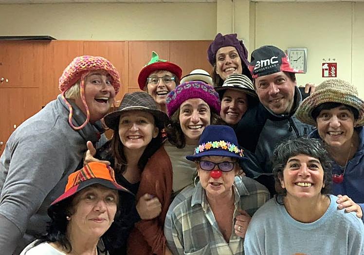 Humor en grupo. 'Les Underklowns' trabaja cada martes en la asociación de vecinos Oiarso.