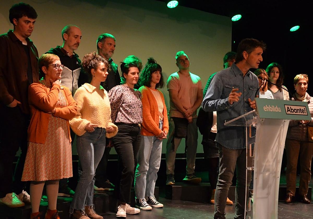 Mikel Arruti, con los miembros que componen la lista de EH Bildu.