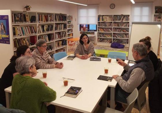 El grupo de lectura en la sesión del martes en la biblioteca.