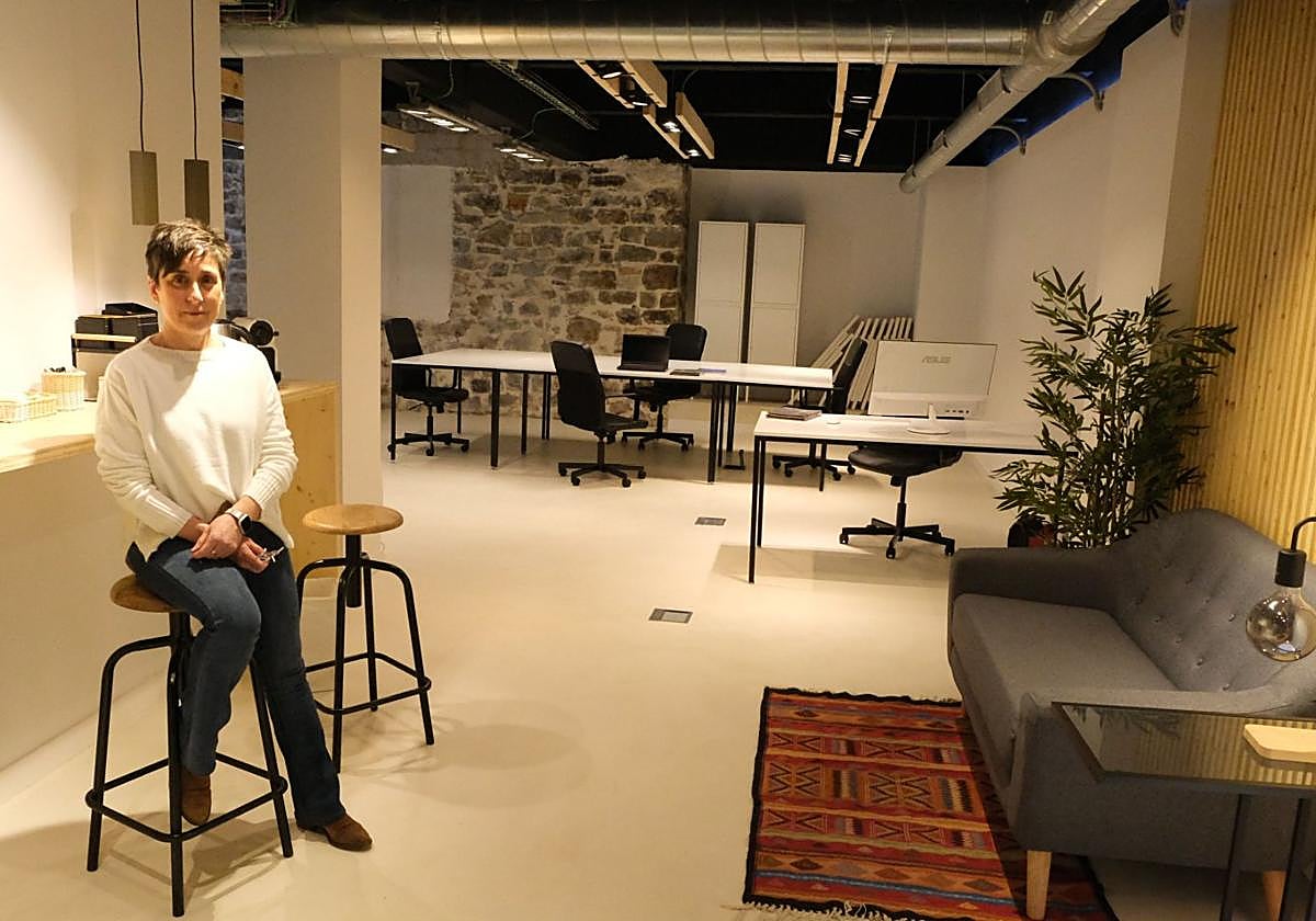 Beatriz Ruiz en el interior de Ibaiondo 05 coworking-lan espazioa.