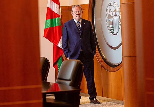 Pedro Azpiazu, en la sala del consejo de Finanzas.