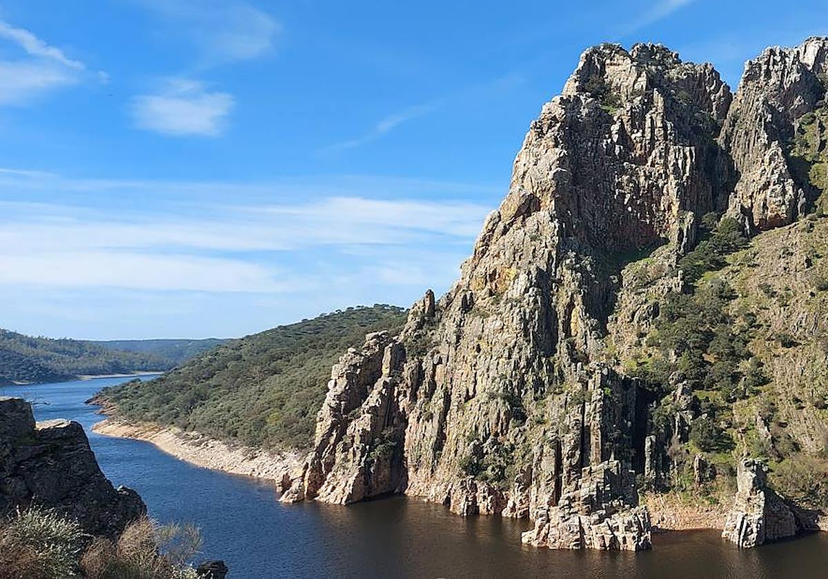 La formación del Salto del Gitano en Monfragüe, hogar de buitres.