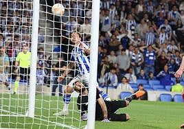 Mikel Oyarzabal observa cómo su remate se va al larguero.