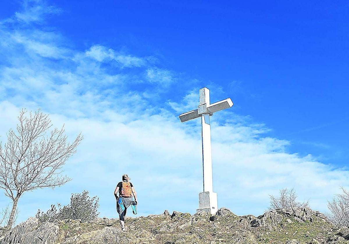 La cruz blanca de Pagoeta desde las que podemos ver el mar
