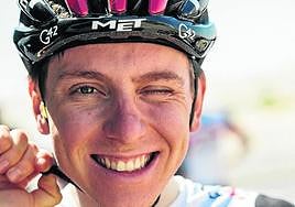 Tadej Pogacar se ajusta el casco.