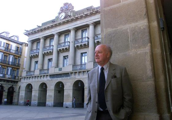 Jorge Edwards posó para este periódico en la Consti,junto al viejo local de la librería Lagun, en aquelaño 2000.