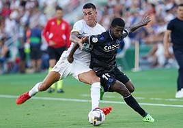 Cho, con un jugador del Elche, en el partido de ida jugado en el Martínez Valero.