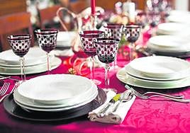 Cubiertos de los buenos en un restaurante de postín.