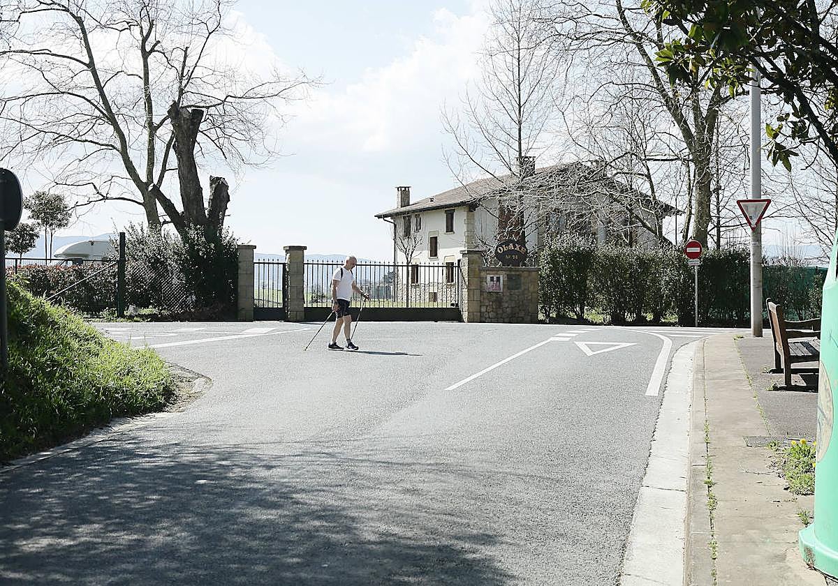 Carmen denuncia que en el cruce de Lauaizeta con el camino de Marrus y el de Putzueta no hay paso peatonal. «Los que paseamos por allí nos arriesgamos a que nos atropellen, y encima casi hay que pedir disculpas por ello. No existe un paso que te permita cruzar hacia Putzueta o viceversa».