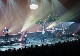 Zaz en el centro del escenario del Kursaal donostiarra este viernes.