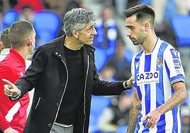 Imanol charla con Brais en el partido de este domingo.