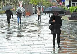 Los paraguas que se vieron ayer por las lluvias intermitentes no serán necesarios los próximos días.