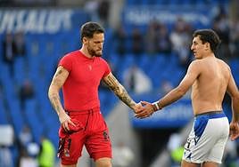 Álex Remiro y Mikel Oyarzabal se saludan al término del encuentro.