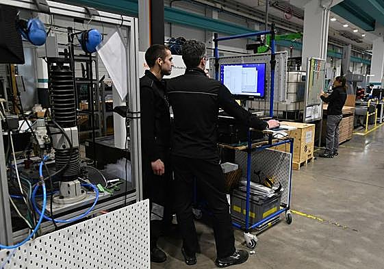 Dos trabajadores del sector del metal de Gipuzkoa, en el que las EPSV de empleo son habituales.