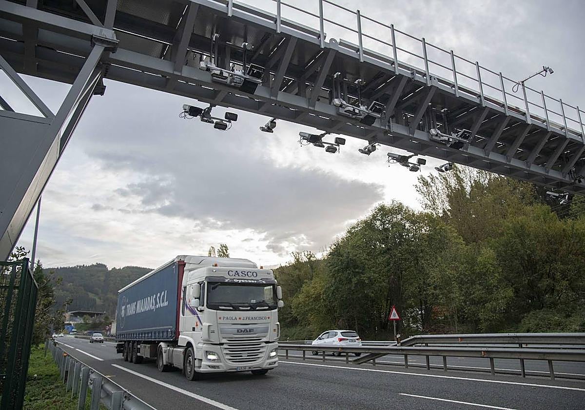 Un camión a su paso por la N-1 a la altura de Ordizia.