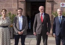 La presidenta de Navarra, María Chivite; el alcalde de Donibane Garazi, Laurent Inchauspe; el presidente de Nueva Aquitania, Alain Rousset; y el lehendakari, Iñigo Urkullu, en la puerta del Ayuntamiento de la localidad vascofrancesa.