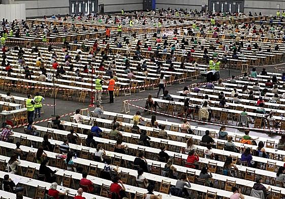 Opositores en un examen (imagen de archivo).