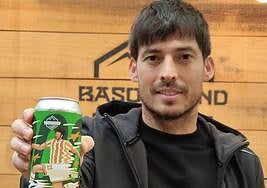 David Silva, con la cerveza que Basqueland ha creado para celebrar los novecientos partidos en la élite del canario.