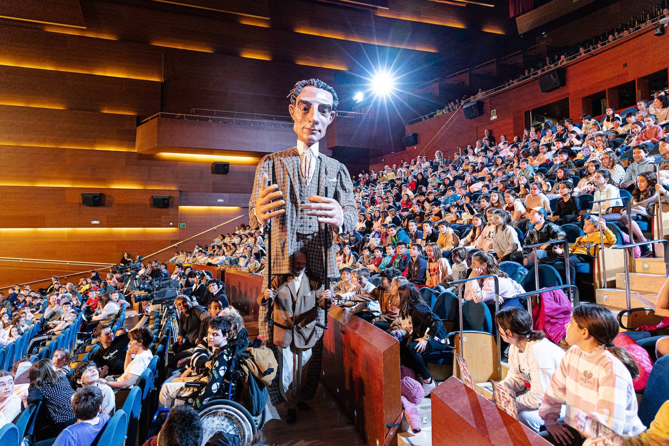 Un Ravel gigante &#039;atrapa&#039; a miles de escolares