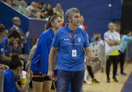 Imanol Álvarez, con Loidi a su espalda, durante un partido.