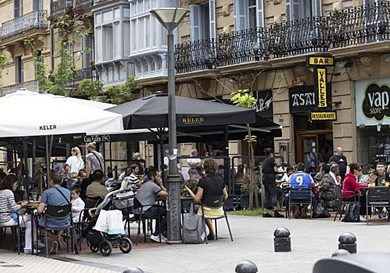 Terraza de un establecimiento de hostelería en Donostia.