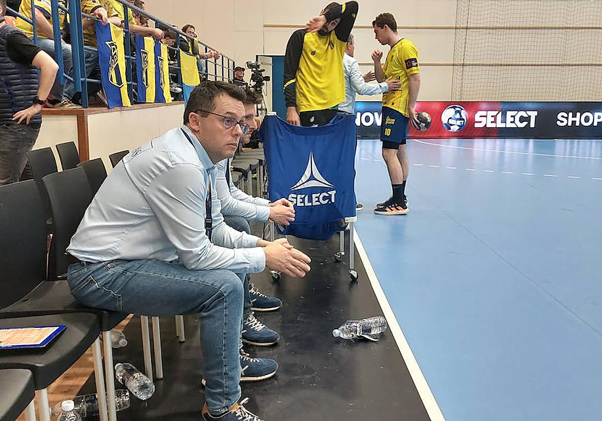 Jacobo Cuétara sentado en el banquillo.