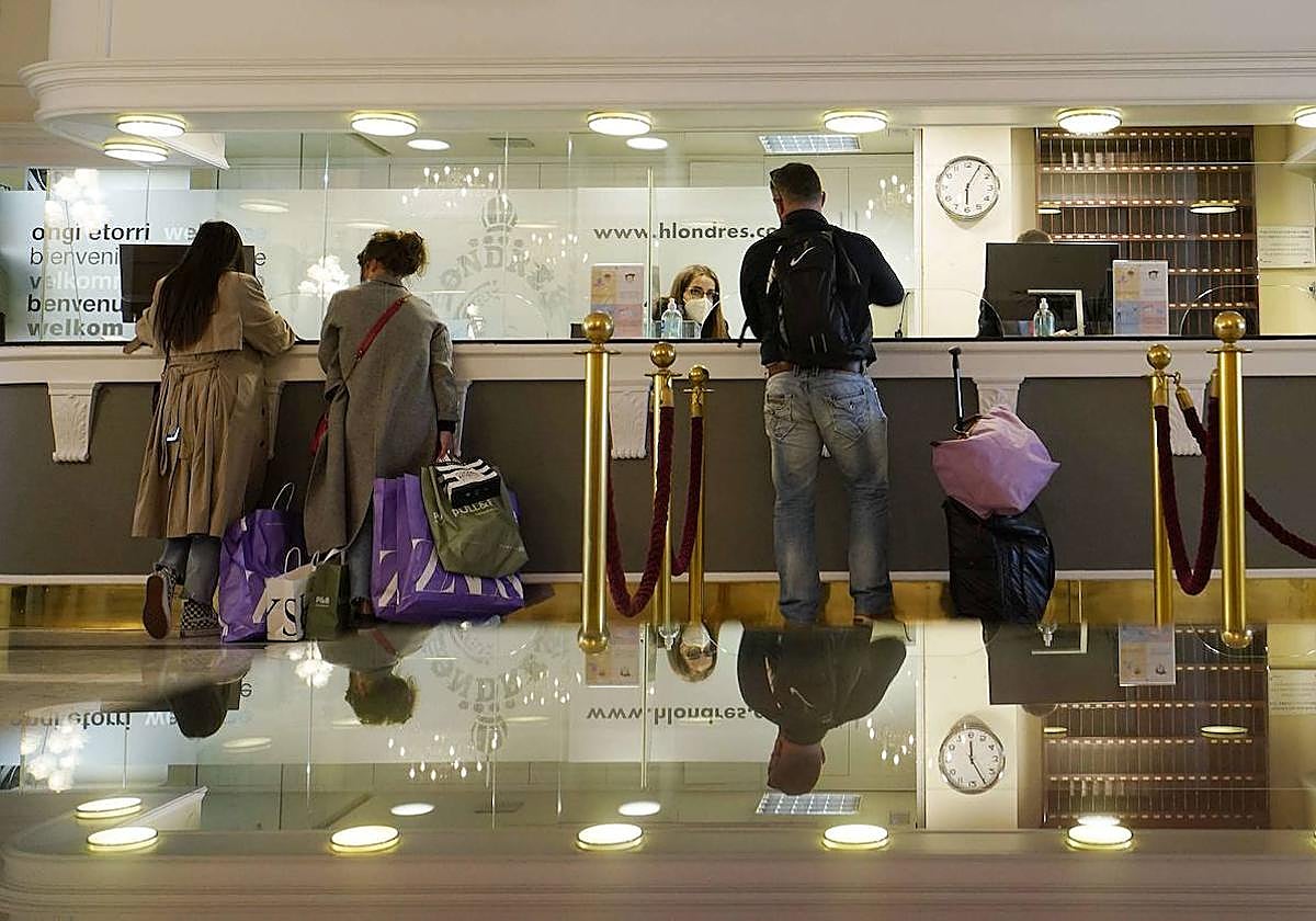 Turistas en la recepción de un hotel donostiarra.